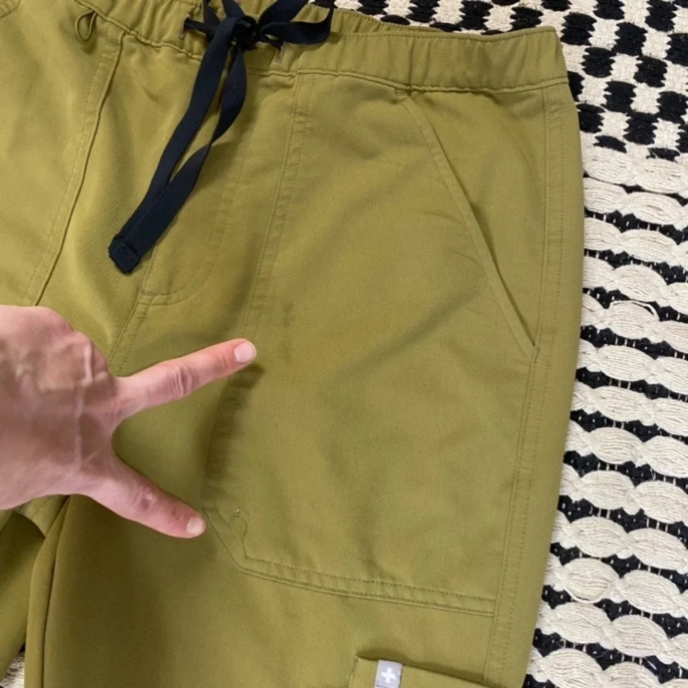 FIGS Cario cargo Scrub bottoms in Olive Green - Mens size ST Small Tall